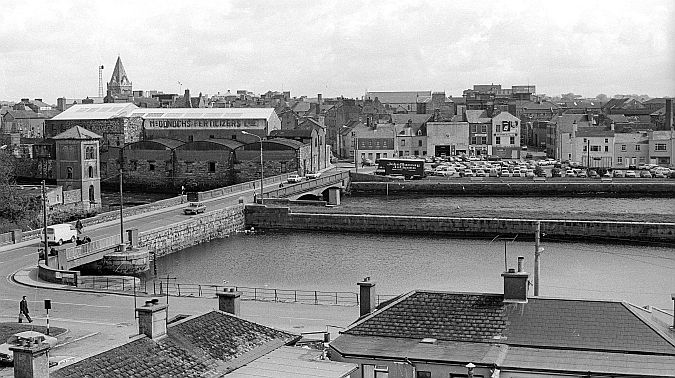 This photo from 1979 of Wolfe Tone Bridge, taken from The Claddagh, shows how much the area on the city centre side has changed in the interim. The McDonoghs Fertilizers building on the left has been replaced by the Jury's Inn Hotel, while to the right the big Portmore building now dominates the lanscape close to the Spanish Arch. This was also before the riverside walk was developed.