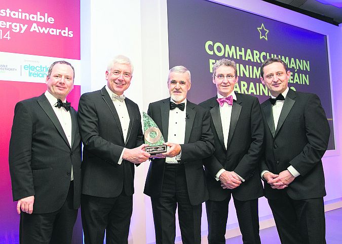 Minister for Communications, Energy and Natural Resources Alex White presents the overall Sustainable Energy Ambition Award to Dara Molloy and David Widdis of Aran Island Renewable Energy Ltd, joined by Brian Motherway (left), Chief Executive SEAI, and Jim Dollard (right) of Electric Ireland.