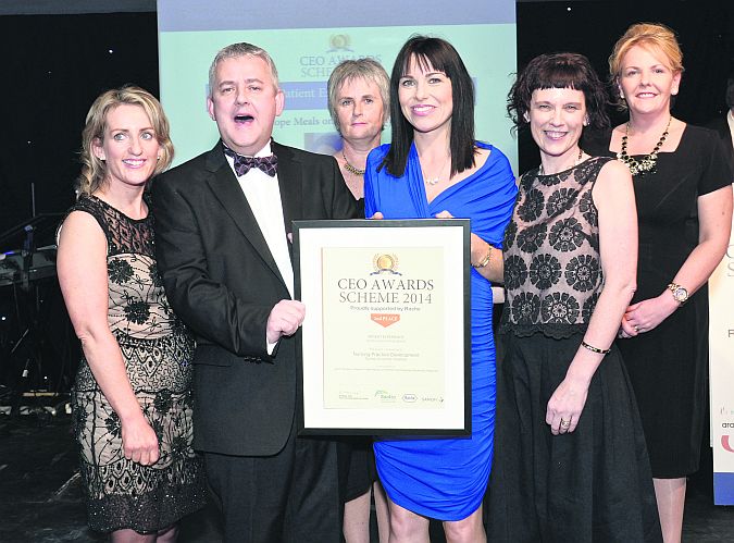 Geraldine Ryan, Fiona Gillespie, Edel Mannion, Anne Kelly and Brenda Richardson from COPE Meals on Wheels and GUH with their runner-up award in the Category for Patient Experience, presented by Bill Maher at the Saolta CEO Awards Scheme.