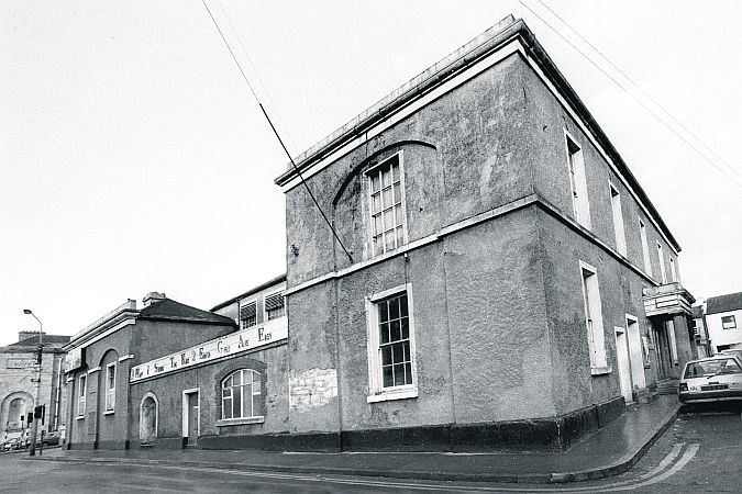 The rundown Town Hall cinema in 1990, years before its transformation into the Town Hall Theatre of today. Showing in the Town Hall 1 was the American comedy Honey I Shrunk the Kids, and the musical comedy Earth Girls are Easy in the Town Hall Mini. The building, which first opened its doors in 1825 as the city's courthouse, was to close in 1993, with the refurbished Town Hall Theatre opening in 1995.