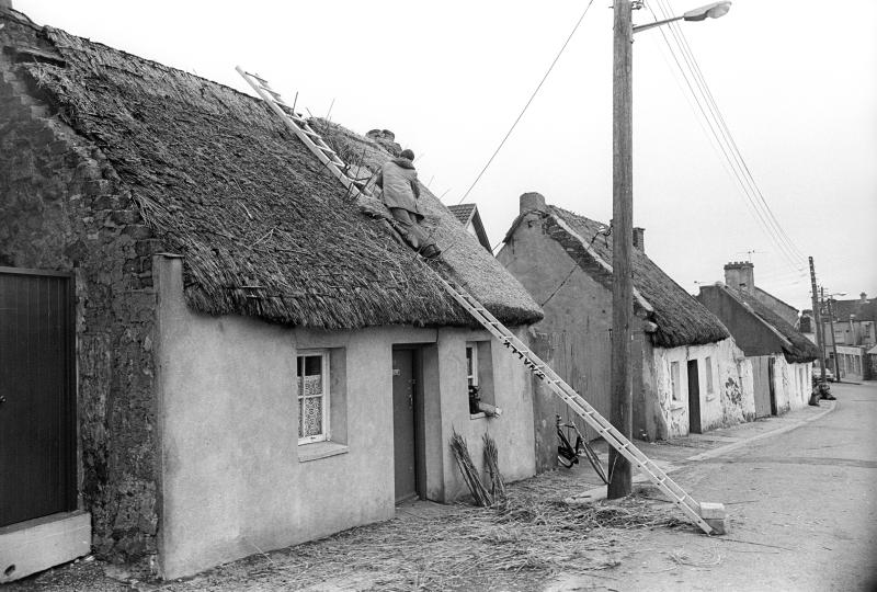 A row of thatched cottages on Shantalla Road (just up from Cookes Corner) in Galway in 1970.