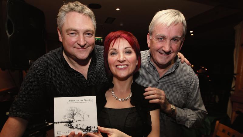 Róisín Elsafty le Ronan Browne, agus Tony Maher ag seoladh a ndlúthshiosca nua, 'Amhráin na Nollag: Favourite Christmas Songs in Irish'. PHOTO: SEÁN Ó MÁINNÍN.