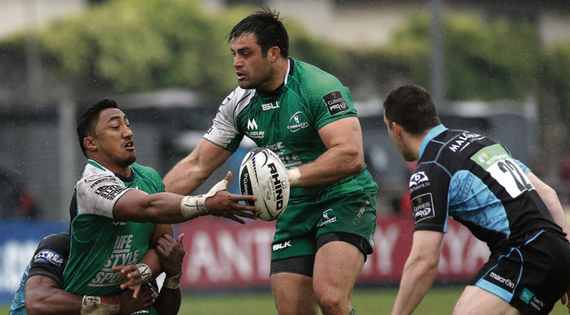 Connacht's Bundee Aki gets the ball to prop Ronan Loughney during Saturday's Guinness Pro12 clash at the Sportsground. Photo: Joe O'Shaughnessy.